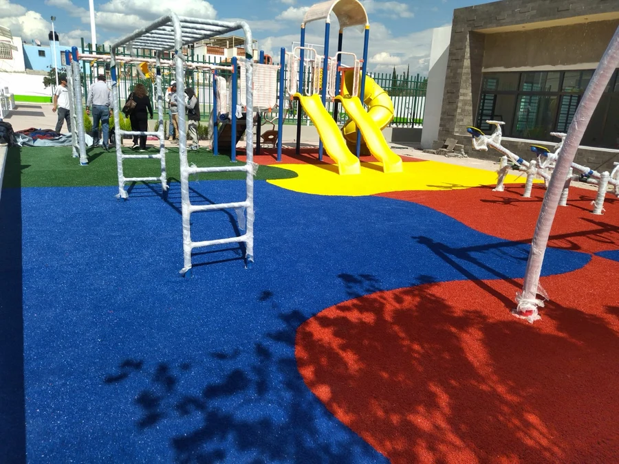 Playground infantil con pasto de colores — PlayZone Grass