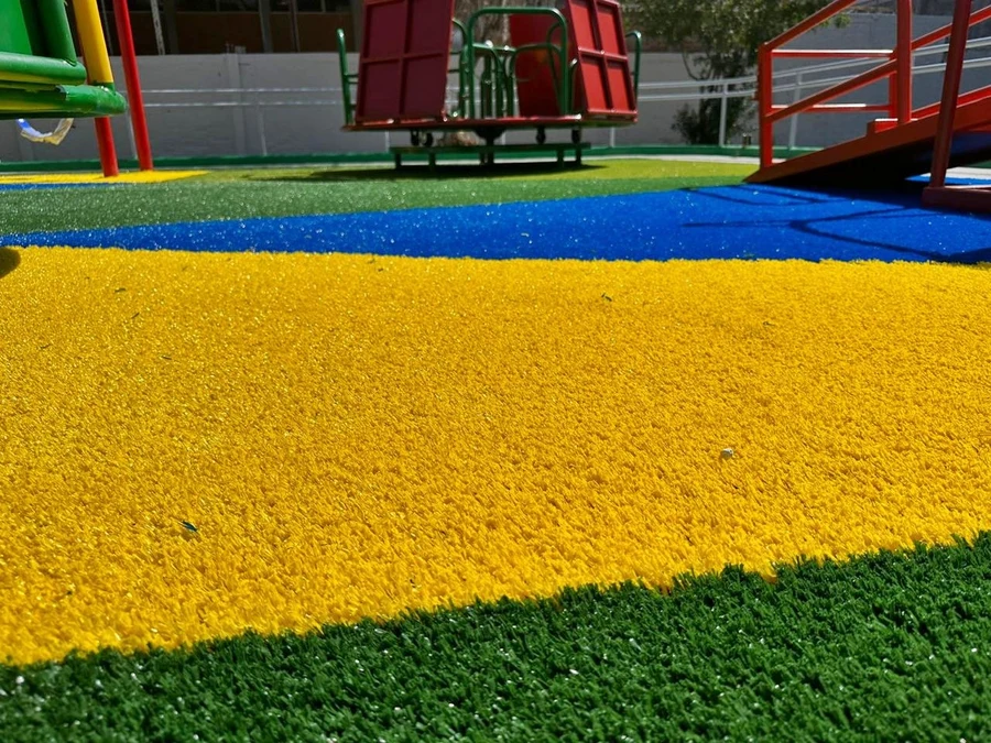 Kids zone con pasto sintético colorido — PlayZone Grass