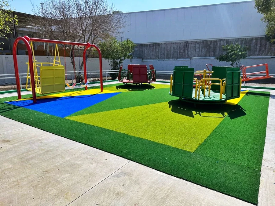 Kínder con pasto sintético de colores — PlayZone Grass