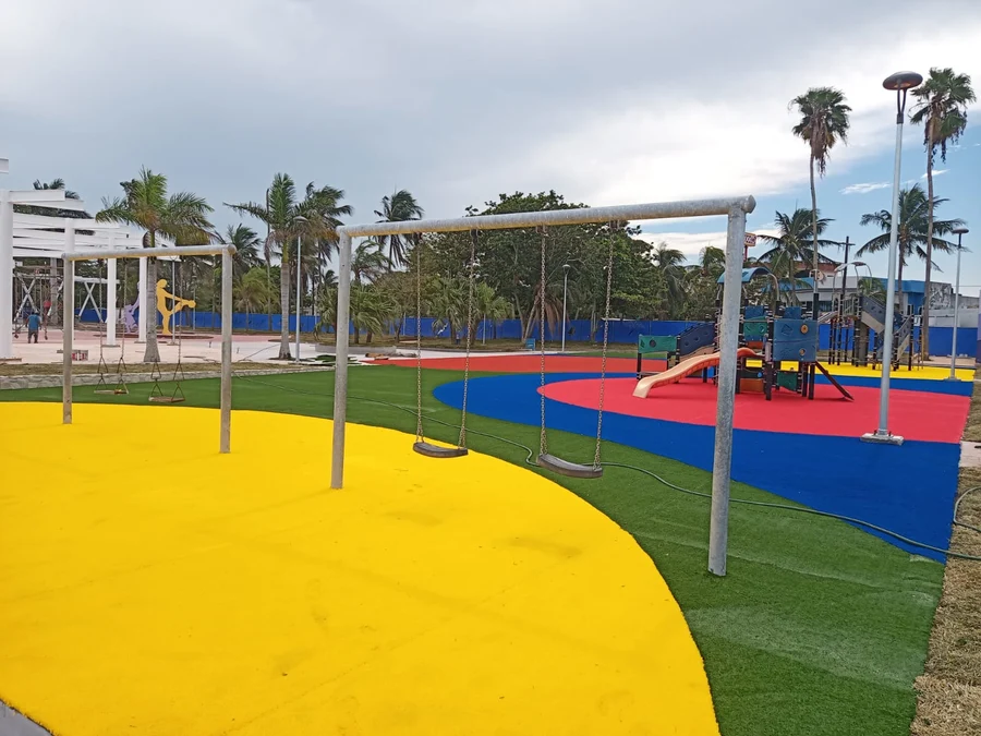 Área de columpios con pasto amarillo — PlayZone Grass